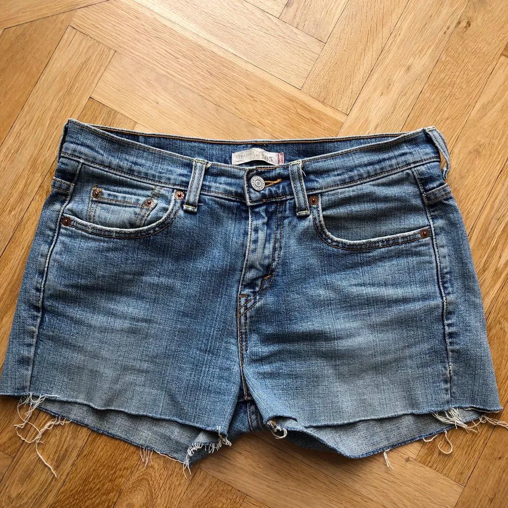 Levis jeansshorts i modellen 505, strl. W30. Shorts.