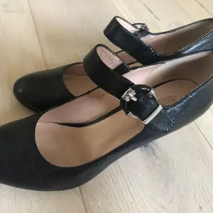 Leather shoes, heels approx 5cm high. Very comfortable! There is a little scratch on one heel (see image). Otherwise in good condition. 