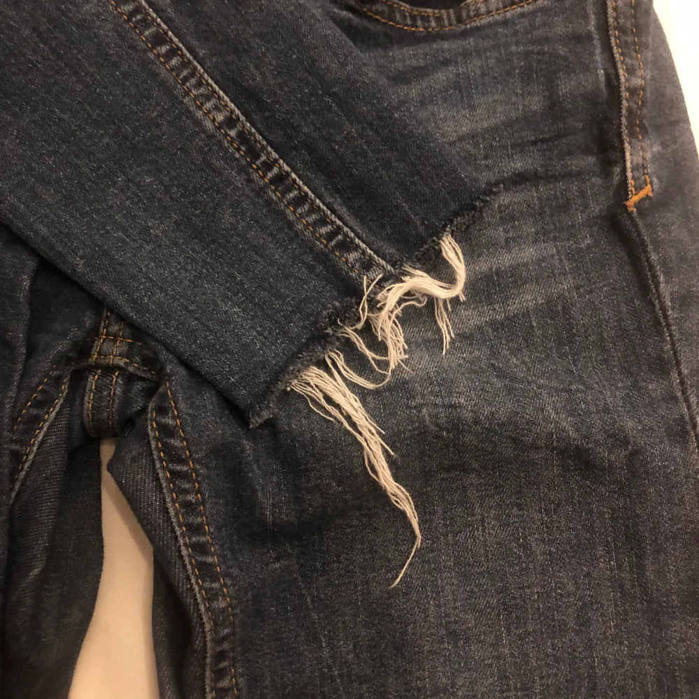 blåa lågmidjade jeans från ginatricot i storlek 34. avklippta längst ner. köparen står för frakten o kan mötas i malmö. bild med jeansen på går att fixa.. Jeans & Byxor.