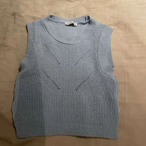 Blå Väst - En fin blå väst i storlek XS. Nypris 200kr men säljer för 170kr inkl frakt. Aldrig använd.