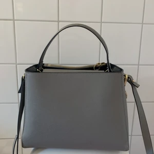 Grå väska  - Snygg väska som knappt är använd! Nyskick!!
