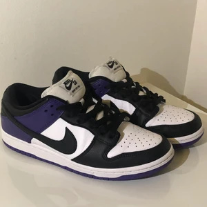 Nike Dunk Court Purple - Nike Dunk Court Purple, köpta på soldout för 2800kr. Cond: 8,5/10.    Size: US 8,5.      Sparsamt använda och säljer pga lite användning. Kvitto och box medkommer. Köparen står för frakt. 