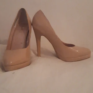 Klackskor scorett - Beigea klackskor från scorett stolek 36. Använda fåtal gånger, bra skick och bekväma att gå i. 