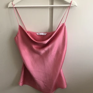 En blus från zara - Jag säljer denna supersnygga blusen från zara då jag inte får någon användning av den. Den har används ett par fåtal gånger men är ändå i ett bra skick. Frakt ingår ej i priset.