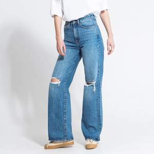 Helt oanvända jeans från Lager 157. Modellen heter Boulevard och det är storlek S. Säljer på grund av att de är för korta för mig. Kan mötas upp i Stockholm annars står köparen för frakten.💘
