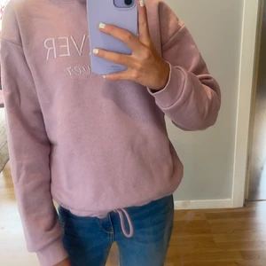 Lila Hoodie från Lindex  - Fin tröja från Lindex storlek 134/140 men skulle nog passa xxs om man vill ha en ganska kort tröja. Använd fåtal gånger, säljer den för att den inte kommer till så mycket användning. Fler frågor kom privat (pris kan diskuteras)