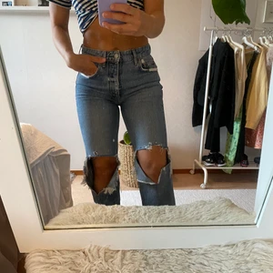 Jeans - Asballa jeans med stora hål💖 Jag är 162 och de går lite nedanför fötterna för mig, passar bra med skor! Köpt direkt för 350kr!