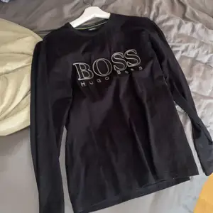 Hugo boss sweatshirt men lite mer som en långärmad T-shirt ganska tunt och stretchigt material storlek S