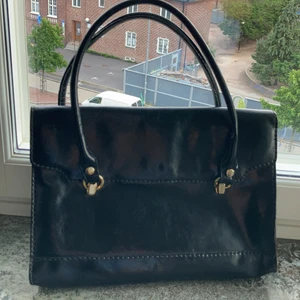 Elegant skinnväska - Äkta skinnväska. Praktiska innerfack.