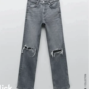 Jeans med slits och hål - Säljer dess slutsålda zarajeans med slits och hål!💫 Säljer på grund av att de aldrig kommer till användning. Använda ett fåtal gånger och i princip i nyskick.💕 Köptes för 359 kr. Skriv privat för fler bilder. Om flera är intresserade blir det budgivning i kommentarerna. Minst 10 kr mellan buden. ❗️DET ÄR FLERA SOM VILL KÖPA DIREKT FÖR 300, DÅ BLIR DET BUDGIVNING ÖVER 300❗️