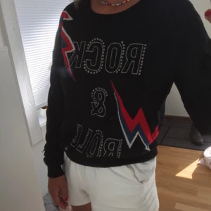 Zadig tröja  - Snygg Zadig tröja💞💞knappt använd = väldigt bra skick❤️😊ny pris 295€ på zadigs hemsida och slut för Tillfället❤️ skriv privat för frågor💞😊köparen står för frakten❤️start pris 700kr buda💞