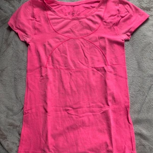 Träning tröja - Tränings tröja! Storlek S! Matchar tränings shortsen jag säljer hihihi 🥰🥰