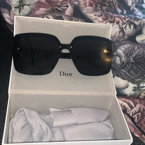 Dior  - Snygga nya dior men passar ej mitt ansikte tyvärr kopia 350 ink frakt  låda putsduk påse för glasögon (dusbag) 