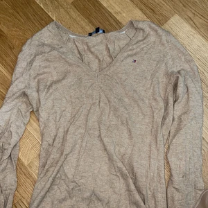 Tommy Hilfiger tröja - ⚠️massförsäljning pga flytt⚠️ köpt några år sedan i Tommy Hilfiger butiken. Super fint skick. Inga bud 
