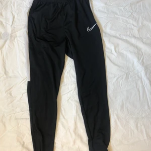 Nike byxor - Säljer min Nike byxa den är i jätte bra skick och är inte använda så mycket. Den passar jätte bra och ha till träning då det är stretchiga men den går lika bra att ha de annars också:) 80kr bra pris för de är så lite använda mer bilder eller frågor är bara att skriva. De saknar ett snöre inuti byxan.