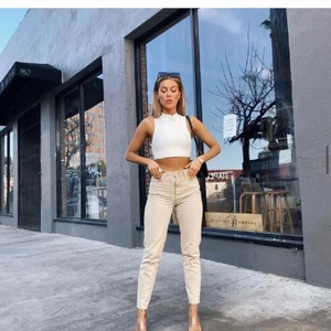 Dagny highwaist jeans - Säljer dem slutsålda Dagny mom jeans från Gina tricot. Dem är helt oanvända och har fortfarande prislapp på. Pris kan diskuteras. 