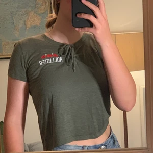 Hollister croptop - Mjuk, grön croptopp från Hollister men lace detalj. Knappt använd, superbra skick. 😇