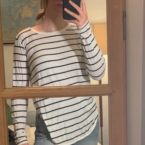 Randig tröja - Supermjuk och skön långärmad tröja. Sparsamt andvänd. Köpt för 200 kr