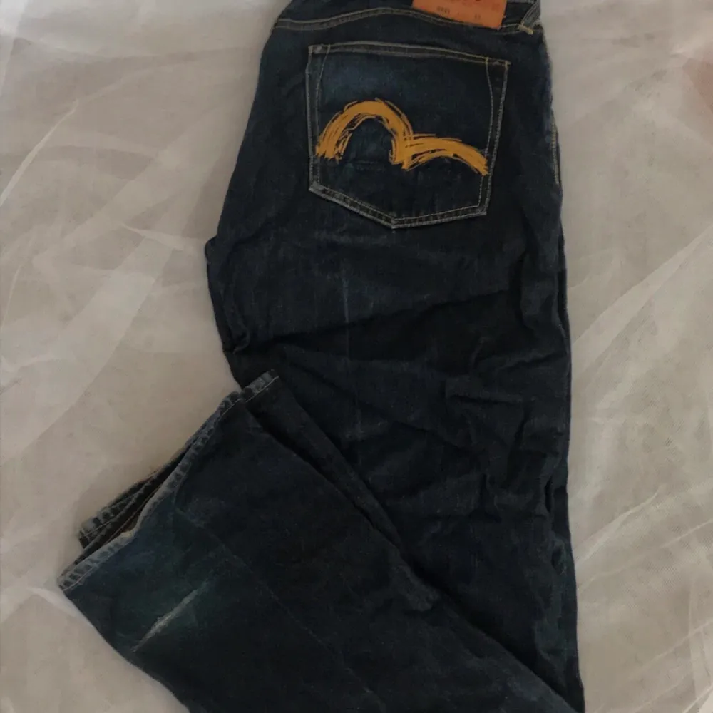 skott balla evisu jeans 🤩🤩säljer pga att dom ej kommer till användning. köpt för 900kr på tradera! Buda eller köp direkt för 800+frakt ❤️. Jeans & Byxor.