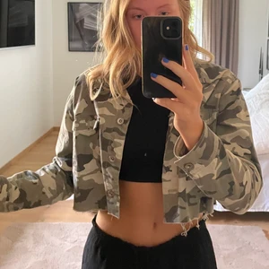Kamouflage jacka - Croppad kamouflage jacka. Fint skick men säljer då den inte kommer till användning. 