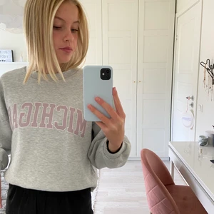 Sweatshirt - Säljer denna snygga sweatshirt! Den är i bra skick, men använd o är lite nopprig😇 Men det är inget som syns när man har på sig. Köparen står för frakten