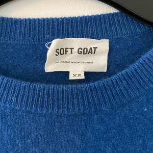 Softgoat tröja - Säljer min superfina och sköna långärmade från softgoat, så fina detaljer och passar perfekt till hösten. Jättesnygg blå färg och 100% cashmir💞 Sparsamt använd och köpt för ungefär 1600💙