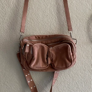 Rosa väska  - Säljer denna väskan då den andvänd inte. Det är den större modellen.