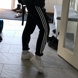 Adidas sweatpants - Adidas sweatpants i extremt bra skick, inga noppor. Stiltje S men har snore i midjan :) säljer då jag har två par. Kom hjärna prov om du har frågor :)