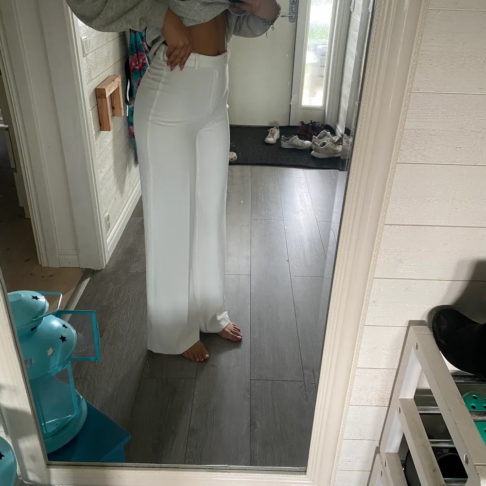 Super fina vita kostymbyxor från Zara i storlek XS. Bra material då dom ej är genomskinliga.. Jeans & Byxor.