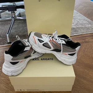 Axel arigato, maraton - Supersnygga och fräscha Axel arigato skor, kollektion maraton. Använda en gång säljer på grund av att de var för stora i storleken. Köpta för 2 400 men eftersom att de nästan aldrig är använda lägger jag ut för 2 000❤️