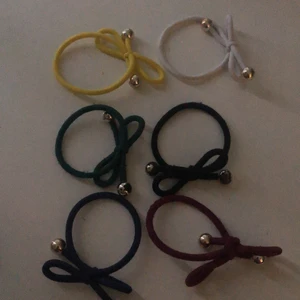 Hårsnoddar med rosett  - Kommer inte på vad dem heter men är köpta på barnavdelningen på NK 99kr styck. Köp alla för 75 eller en för 15kr. Det silvriga har blivit lite svart sista bilden. De är en gul, vit, grön, röd, svart och mörkblå