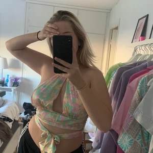 Somrig festtopp - Supersnygg och trendig topp, endast testad, skick 10/10