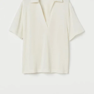 TOPP - populär slubstickad vit topp från H&M! I storlek S. Helt slutsåld överallt och väldigt eftertraktad. Enbart använd fåtal gånger😍 passar Xs-M/L beroende på hur man vill att den ska sitta. Budgivning börjar på 100kr🙌🏽 