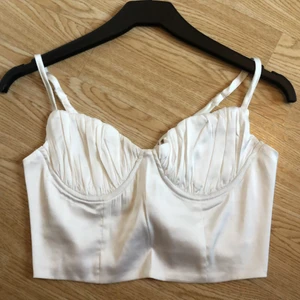 Vit topp Shein strl M - Vit kort topp från Shein i storlek M med snörning bak. Aldrig använd. Passar till mindre bröst. 