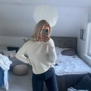 Beige stickad tröja - Fin stickad tröja från vero Moda. Använd en del men ändå fin. 