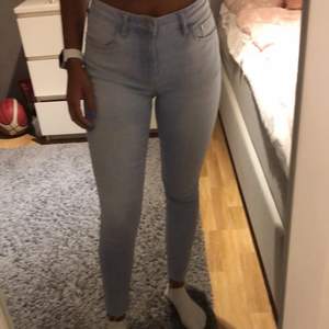 Jeans från Mango i superfint skick och storlek 36! Jag är 163 cm, köpare står för fraktkostnad 💓