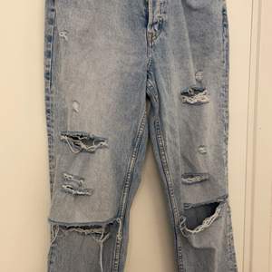 Jeans med hål från hm i storlek 40. Kommer inte till användning mer så säljer dom. Köparen står för frakten❤️ byxorna är små i storleken så skulle säga att de passar 36/38 oxå!