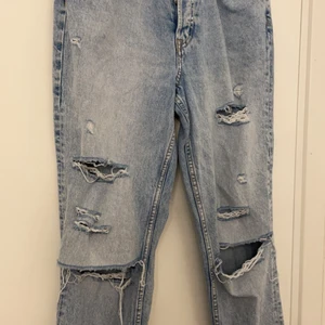 Jeans - Jeans med hål från hm i storlek 40. Kommer inte till användning mer så säljer dom. Köparen står för frakten❤️ byxorna är små i storleken så skulle säga att de passar 36/38 oxå!