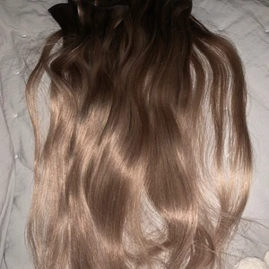 Löshår - Äkta löshår från Rapunzel of Sweden. Det går alltså att locka och styla hur man vill. Det är endast testat och säljes pågrund av att det inte matchar min hårfärg och jag har brutit förpackningen och därav går det inte att returnera. 