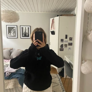 The cool elephant hoodie - En jättefin the cool elephant hoodie🥰 fick den i vintras knappt använd storlek s men passar xs🥰