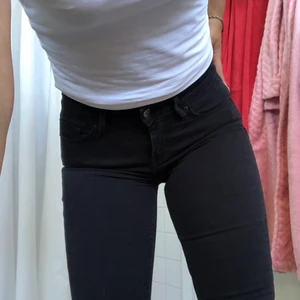 Levis black low waist jeans  - Ett pr svarta jeans från Levis, jag köpte de för ett tag sedan och därför säljer jag dem för de är liiite små för mig, de är i storlek 25/30. De är low waist och sitter super nice över rumpan!! Paketet kommer kunna spåras💓🥰🍒