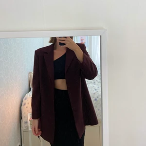 Blazer  - En fin röd blazer med Axel vaddar från Kappahl. Står att den ska vara storlek 44 men känns mer som en M/L då jag själv brukar ha s/M! 