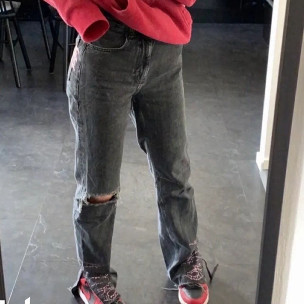 Säljer dess skitcoola jeans med hellokitty tryck där bak! (Lånad bild) De är i bra skick och säljer för de inte kommer till användning🤍 Köparen står för frakt (frakten ingår INTE i priset), skriv för mer info! Buda gärna i kommentarerna!!!. Jeans & Byxor.