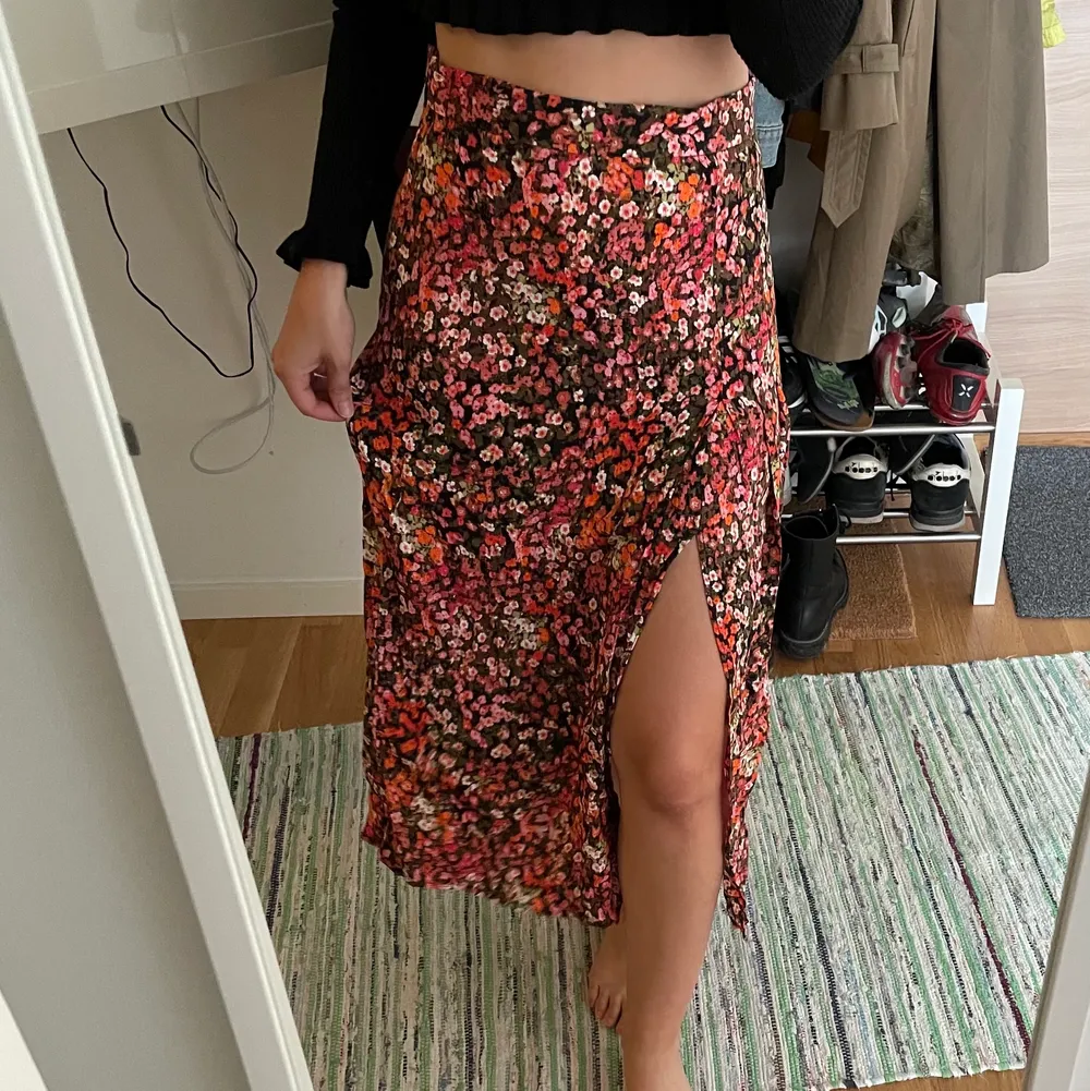 H&M floral long skirt. Size 36. Never worn, in perfect condition. . Kjolar.