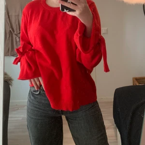 Nakd stickad tröja - Röd stickad tröja ifrån nakd men knytningar i armarna, aldrig använd isf Max 1 gång