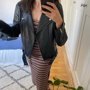 Skinnjacka  - Säljer denna fina skinnjacka från Nakd. Storlek S, men passar säkert större och mindre💕 