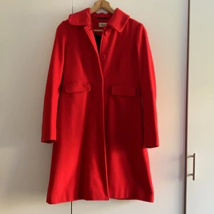 Röd ullkappa jumperfabriken - Mycket fin och sparsamt använd ullkappa. Fin figursydd form. Strl 38.