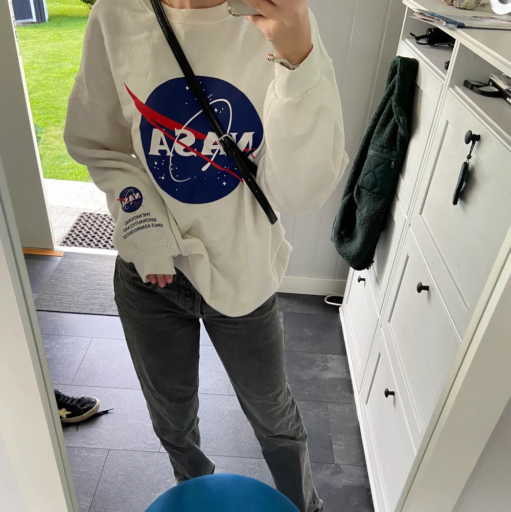 Nasa collegetröja från H&M, storlek S. Använd men i bra skick! Frakt ingår inte!. Tröjor & Koftor.