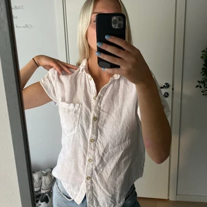 Vit skjorta  - Vit kortärmad skjorta, jättesnygg med kan behöva strykas. Köpt på zara och i princip aldrig använd ⭐️