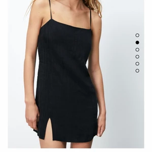 Kort svart klänning  - Superfin svart klänning med slits från zara! Klänningens tyg har små ränder i sig vilket ger en jättefin touch till ett så simpelt klädesplagg. Axelbanden är justerbara. Helt oanvänd, bara provad! Säljer pågrund av att jag tappade bort kvittot💗 Nypris: 299kr. Skriv gärna ifall du har frågor eller för fler bilder!